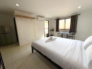 En eller flere senge i et værelse på Patong Canal Villa 205