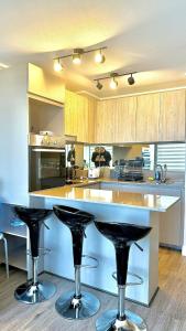 Kuchyň nebo kuchyňský kout v ubytování Departamento Piso 19 Vista Panorámica Bahía y Coquimbo