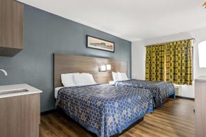 Ένα ή περισσότερα κρεβάτια σε δωμάτιο στο Econo Lodge +75 φωτογραφίες