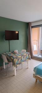 Giường trong phòng chung tại CAP5 Studio climatisé Cap D'Agde +12 ảnh