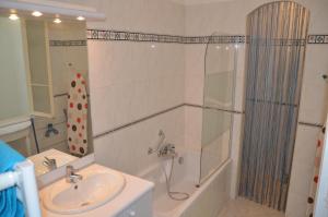 een badkamer met een douche, een wastafel en een bad bij Spacieux & Lumineux appartement - Centre de Cannes in Cannes