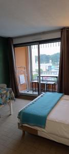 Giường trong phòng chung tại CAP5 Studio climatisé Cap D'Agde