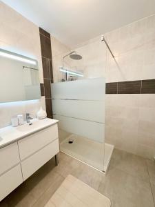 a bathroom with a shower and a sink at Belle chambre dans villa neuve avec piscine in Perpignan