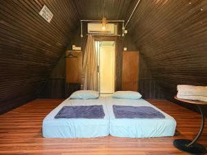 Postel nebo postele na pokoji v ubytování Chalet Kuala Woh Resort