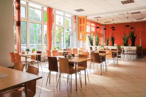 Reštaurácia alebo iné gastronomické zariadenie v ubytovaní Hotel Krakowiak