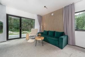 Posezení v ubytování Malinô Apartments - Chalets in Ski & Bike Park + 87 fotografií