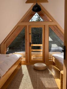 a room with a large window in a cabin at Balujemy w Radawie in Radawa