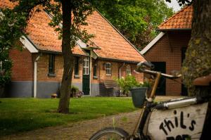 een fiets geparkeerd voor een huis bij Thil's Bed and Breakfast in Ambt Delden