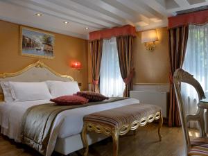 1 dormitorio con 1 cama grande con marco dorado en Hotel Olimpia Venice, BW Signature Collection 3sup en Venecia