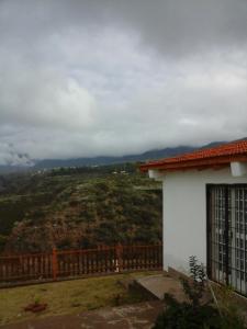 Una imagen general de la montaña o una montaña tomada desde el complejo de cabañas