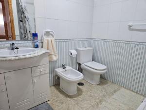 un baño con inodoro y lavabo en Cozy apartment beach 300 metros, en Santa Pola 26 fotos más