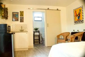 Kuchyň nebo kuchyňský kout v ubytování The Havana Nights Guesthouse - Private Stay with Free Parking in the Heart of Miami + 13 fotografií