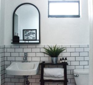 Koupelna v ubytování The Havana Nights Guesthouse - Private Stay with Free Parking in the Heart of Miami