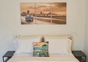 Postel nebo postele na pokoji v ubytování The Havana Nights Guesthouse - Private Stay with Free Parking in the Heart of Miami