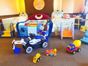a childs bedroom with a bed and toy vehicles at Ikaho Kids Paradise Hotel - Vacation STAY 56072v in Shibukawa