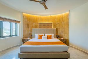 een slaapkamer met een groot bed met oranje kussens bij Zone Connect by The Park Jaisalmer in Jaisalmer +39 foto's