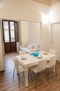a white table and chairs in a living room at campo appartamenti in Trapani