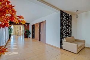 ein Wohnzimmer mit Sofa und Flur in der Unterkunft Hotel O The Grand Imperial Restaurant & Hotel Dhuva Railway station in Morbi