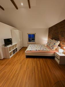 Postel nebo postele na pokoji v ubytování Lake & Bike Holidays Wüstenhain, Ferienhaus am Gräbendorfer See