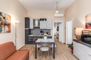 a kitchen and living room with a table and chairs at Trilocale indipendente vicino Metro per Colosseo - Domus in Rome in Rome