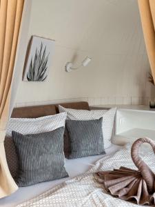 Lieblingsplatz Parey - schwimmendes Iglu客房内的一张或多张床位