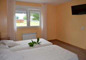 Posteľ alebo postele v izbe v ubytovaní Hostal Pereiriña