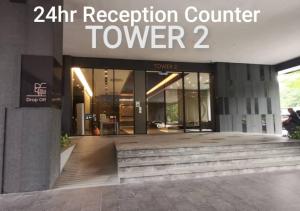 un bâtiment avec un panneau indiquant « tour du centre d'accueil des RH » dans l'établissement Opus Residences Warisan Merdeka by C&C Fortune, à Kuala Lumpur 110 autres photos