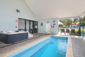 a swimming pool with a tub and a sink in a house at Ocean Blue Bungalow Easy Beach Stay in Busselton in Broadwater