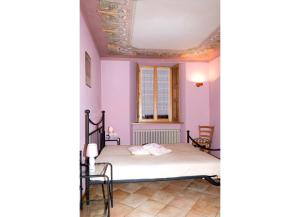 a bedroom with purple walls and a bed in a room at Casa Aurora in Cannobio