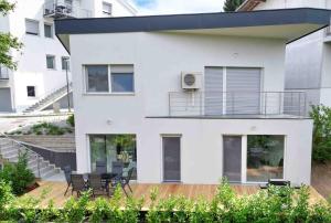 Το κτήριο όπου στεγάζεται  η παραθεριστική κατοικία