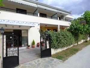 Imagen de la galería de Dolphins Apartments & Rooms, en Limenas 38 fotos más