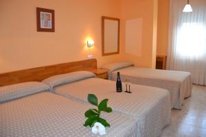Posteľ alebo postele v izbe v ubytovaní Hostal Pereiriña