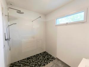 a bathroom with a shower and a window at Les Rochers - Raffinement boisé & Plage à 5 min en voiture - Sérénité in Brétigny +17 photos