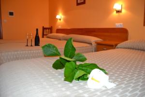 Posteľ alebo postele v izbe v ubytovaní Hostal Pereiriña