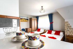 マウェ・チヘにあるApartament z widokiem na góry u Bronkaのベッドルーム1室(赤い枕のベッド2台付)