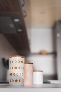 a group of cups sitting on a counter at Lieblingsplatz Parey - Ferienhaus am See in Parey +14 photos