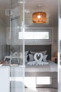 a bedroom with a bed with a heart decoration on it at Lieblingsplatz Parey - Ferienhaus am See in Parey