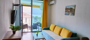 a living room with a couch and a table at Appartement Carpe diem vue mer in Herceg-Novi