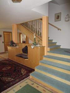 eine Treppe in einem Haus mit blauen und gelben Stufen in der Unterkunft Gästehaus Sams in Gosau