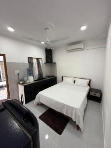 ジャフナにあるLanka Global Propertiesの部屋に白いベッドがある寝室