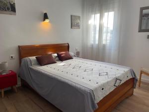 เตียงในห้องที่ RECONNECTAR Blanes El Molí