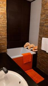 Gallery image of Apart-Pokhnyaki, Osokorki,Kharkovskaya in Kyiv +101 photos