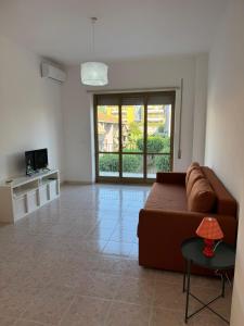 Televisyen dan/atau pusat hiburan di Spacious and bright apartment in Catania - central