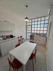 Dapur atau dapur kecil di Spacious and bright apartment in Catania - central