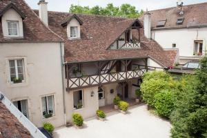 an old building in the medieval town of lemberg at Hôtel Wilson - Teritoria in Dijon