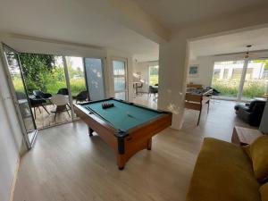 a living room with a pool table in it at Maisons neuves dans quartier calme in Colmar