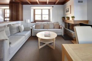 uma sala de estar com um sofá e uma mesa em Val de Ruda 18 by FeelFree Rentals em Baqueira-Beret