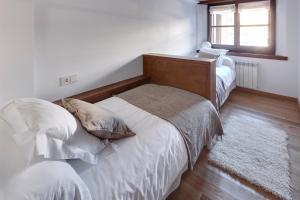 バケイラ・ベレットにあるVal de Ruda 18 by FeelFree Rentalsのベッドルーム1室(ベッド2台、窓付)