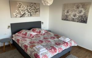 マトゥリにあるVilla Angelloのベッドと壁に2枚の絵が飾られた寝室 +21枚の写真