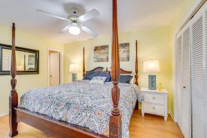 a bedroom with a bed and a ceiling fan at Cozy 2-bedroom townhouse with 11 pools in Panama City Beach +16 photos